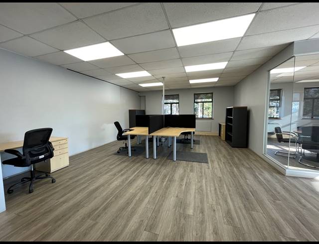 160M² OFFICE TO LET IN LYME PARK